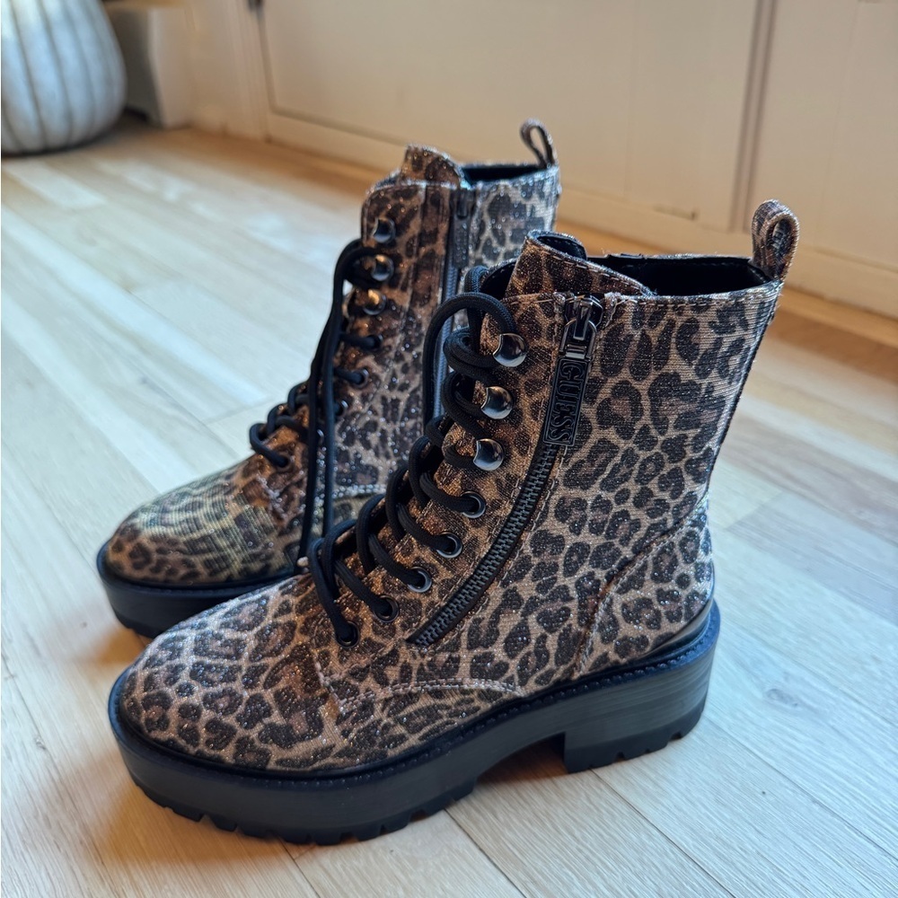 Brand NEW GUESS Women’s Fearne Lug Sole Lace Up Boots